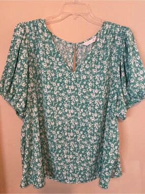 LC Lauren Conrad Green and White Floral Short Sleeve Blouse